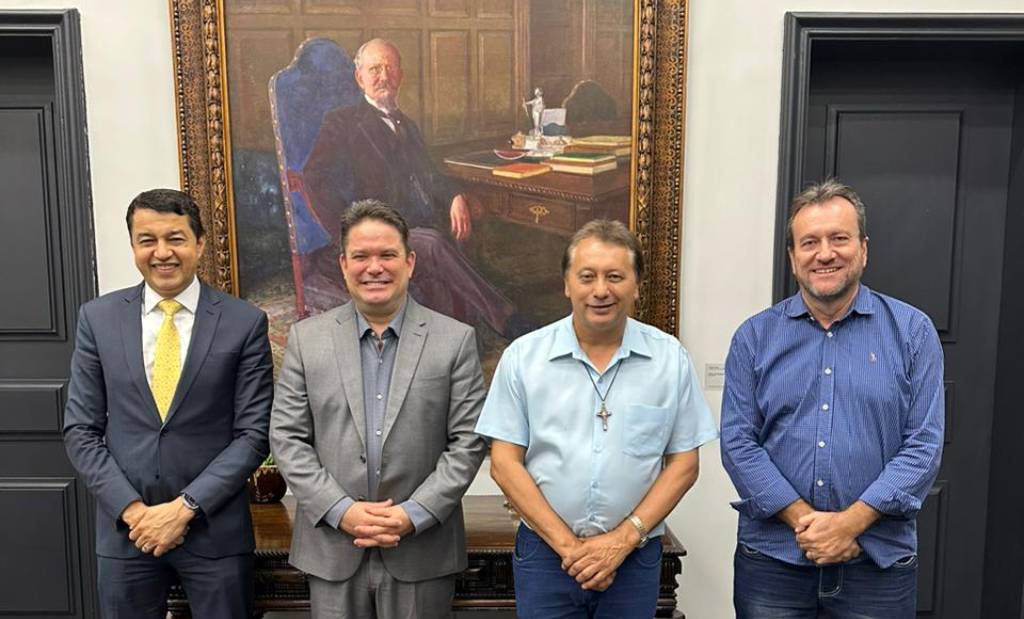 Deputado Carlos Cezar (PL-SP), o secretário da Casa Civil, Arthur Lima, o prefeito de Catanduva, Padre Osvaldo (PL-SP) e pelo secretário Municipal de Esporte e Lazer, Marco Antonio Braga Sanches - Foto: Divulgação/Assessoria do Deputado