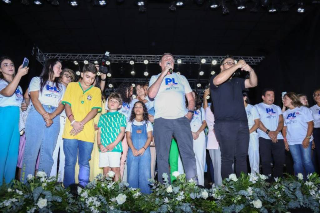 Jair e Michelle Bolsonaro, Magno Maltas e outras lideranças ocupam o palco ao fim do Encontro Foto: Bruno Koressawa e Victor Chagas/PL