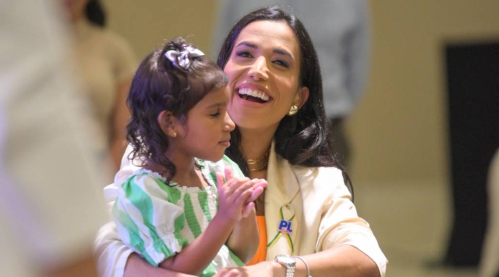 A presidente estadual do PL Mulher, Karlla Malta com sua filha, a “senadora kids”, Helena Campos Malta. Foto: Bruno Koressawa e Victor Chagas/PL