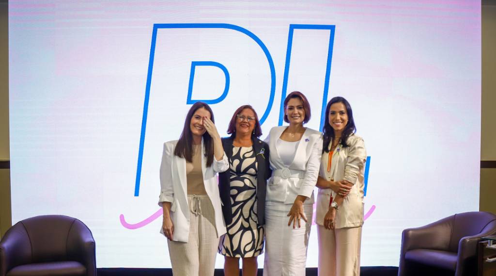 Na foto, a vice-presidente nacional do PL Mulher, Amália Barros, a vice-presidente estadual, a 1ª suplente do senador Magno Malta, Marcinha Macedo, a presidente nacional, Michelle Bolsonaro e a presidente estadual, Karlla Malta