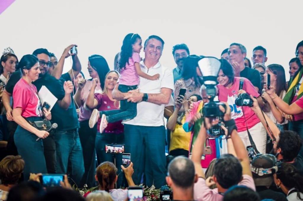 Michelle e Jair Bolsonaro despedindo-se do povo ao final do encontro. Foto: Zack Stencil/PL