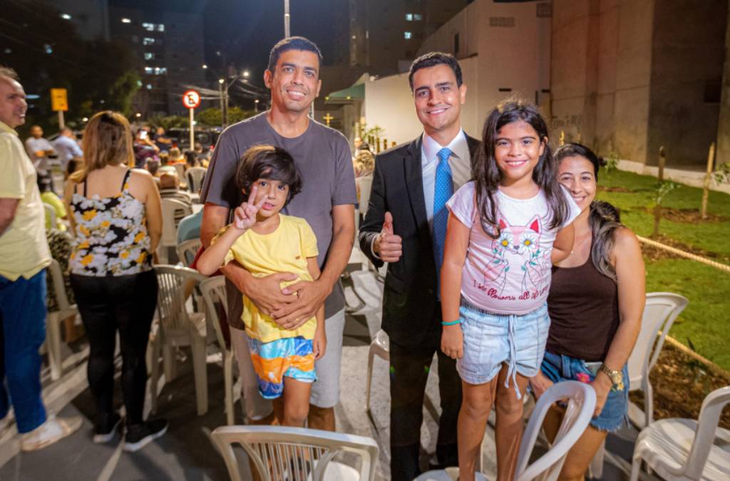 Prefeito JHC acompanhado da família de Marcelo Maia que agradeceu pelo espaço entregue. Foto: Itawi Albuquerque / Secom Maceió