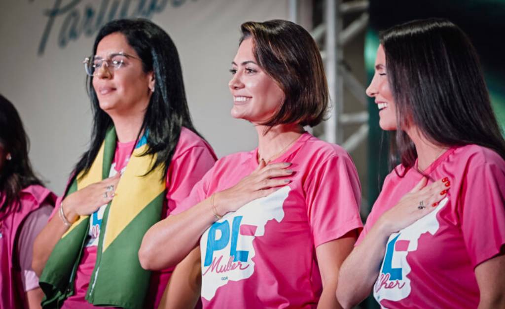 Meire Cruvinel, Michelle Bolsonaro e Amália Barros se preparam para o Hino Nacional. Foto: Zack Stencil/PL