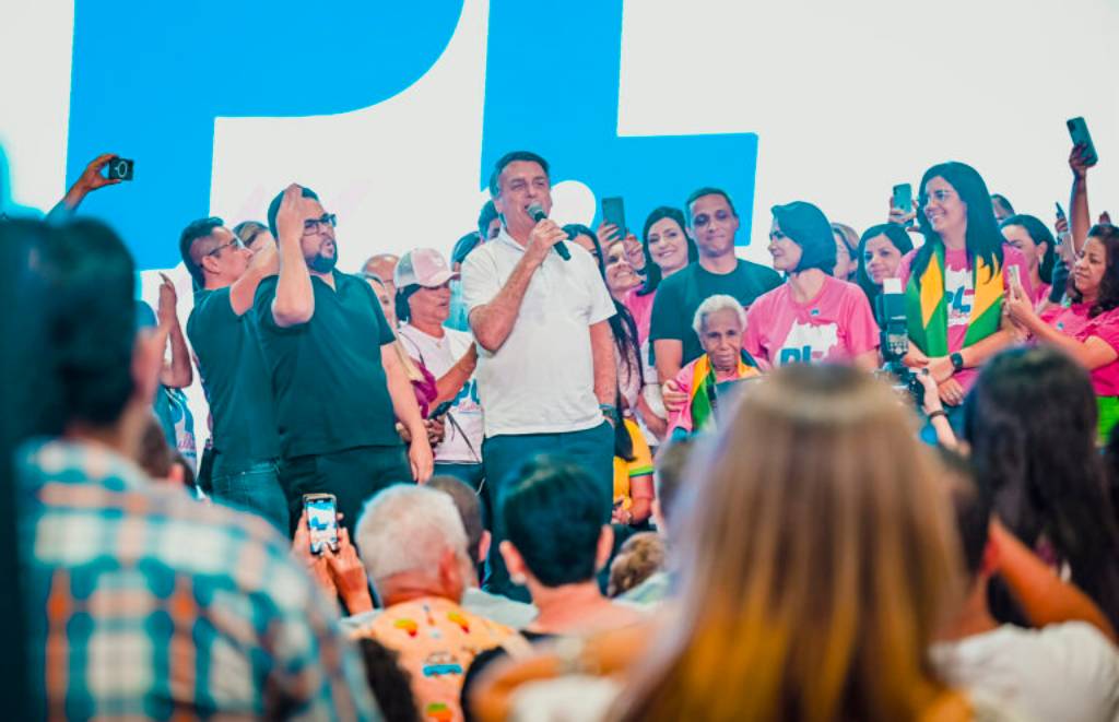 O Presidente de Honra do PL, Jair Bolsonaro conversa com o povo. Foto: Zack Stencil/PL