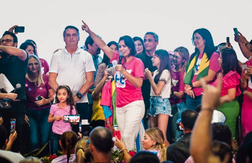 Michelle e Jair Bolsonaro juntos com lideranças políticas de Goiás no palco do Encontro. Foto: Zack Stencil/PL