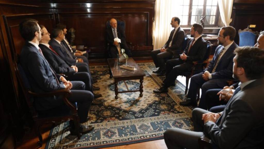 Pedido foi feito durante reunião na capital paulista, com apoio do presidente da Alesp, deputado André do Prado, do diretor do Fórum de Suzano e de juízes da comarca - Foto: Prefeitura -Suzano