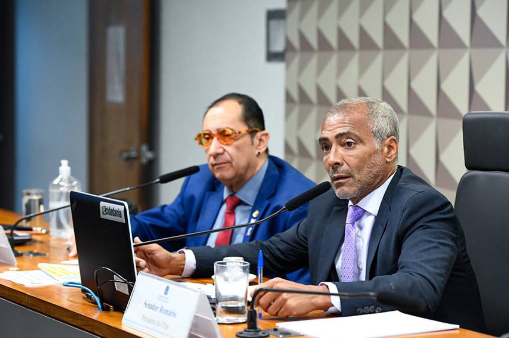 Jorge Kajuru e o presidente da comissão, Romário, que relatou o texto - Foto: Roque de Sá/Agência Senado