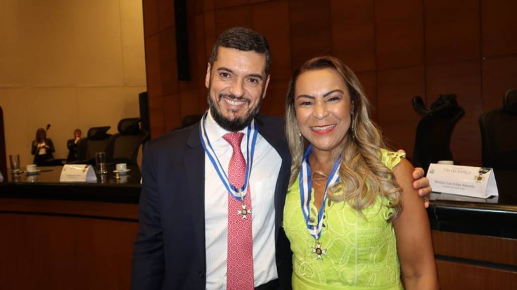Deputados Rodrigo Bacellar (PL-RJ) e Tia Ju foram agraciados em cerimônia no TJRJ - Foto: Erick Quintanilha