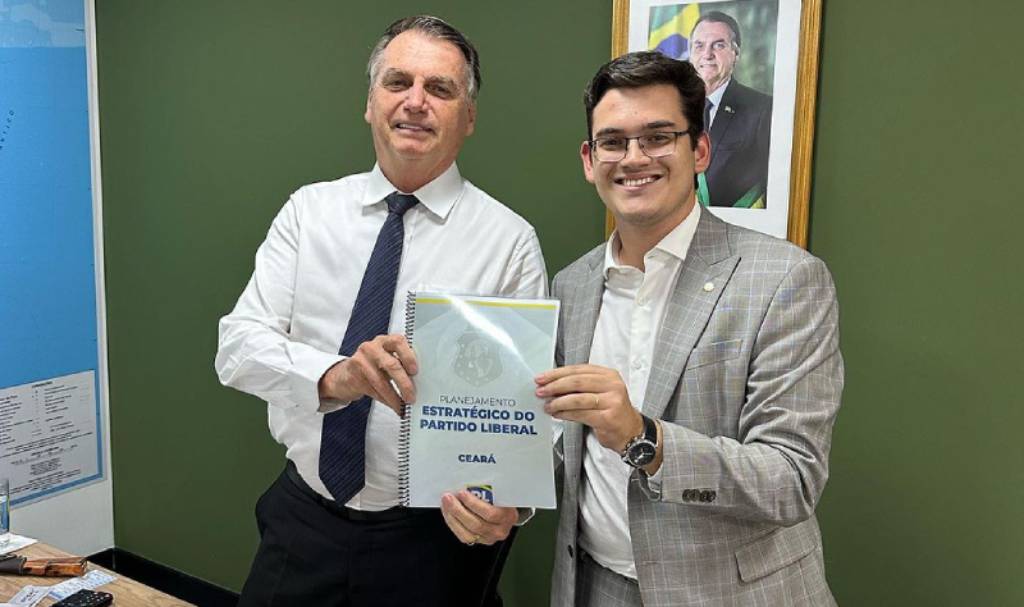 Presidente de Honra do PL, Jair Bolsonaro (PL), e o deputado estadual e presidente do PL Ceará, Carmelo Neto (PL-CE) - Foto: Divulgação