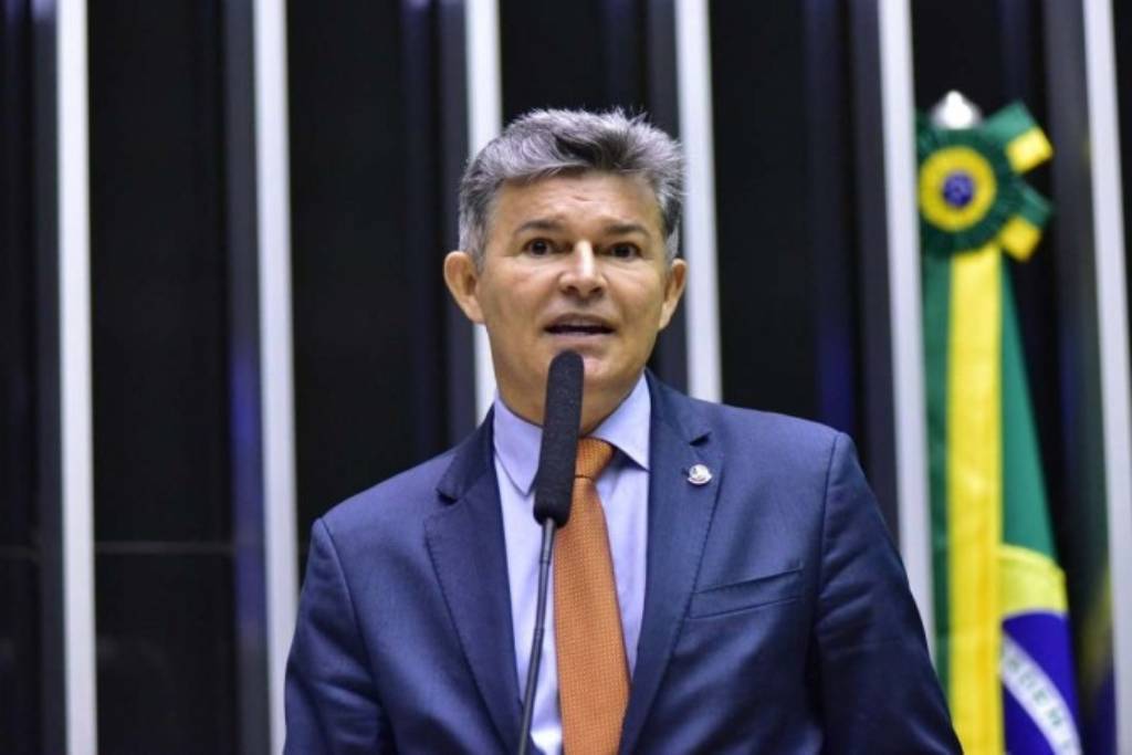 O deputado José Medeiros (PL-MT) era um dos poucos bolsonaristas presentes no plenário durante a votação. - (crédito: Zeca Ribeiro/Câmara dos Deputados)
