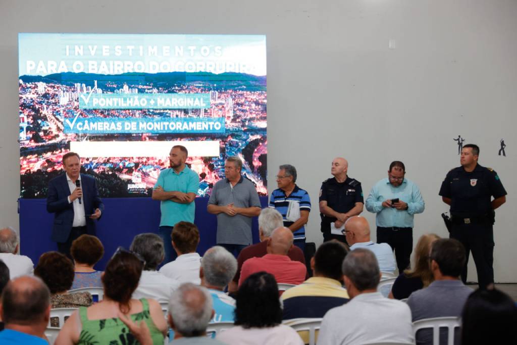 Gestor de Governo e Finanças, Jose Antonio Parimoschi, apresenta as ações para o bairro do Corrupira - Foto: Fotógrafos PMJ
