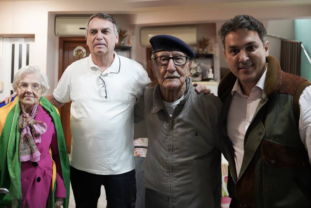 Senhora Matilde Hebert Gomes, de 106 anos, o Presidente de Honra do PL, Jair Bolsonaro, o Capitão Elmo Diniz, de 102, ex-combatente da Força Expedicionária Brasileira (FEB) e o Deputado Luciano Zucco (PL-RS)- Foto: Assessoria de Imprensa do Deputado