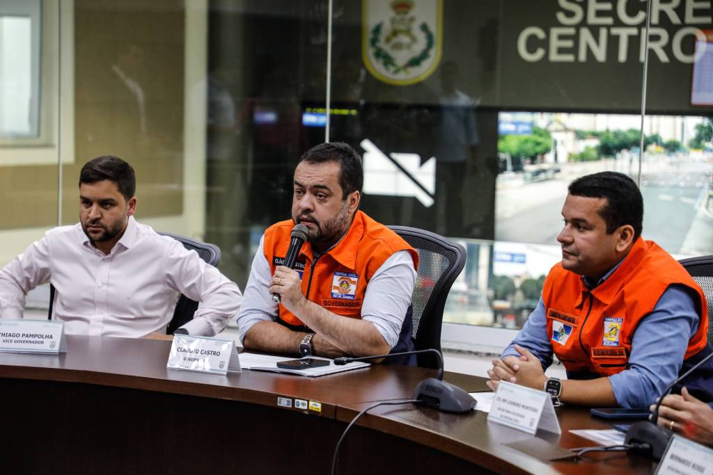 Governador Cláudio Castro (PL-RJ) em reunião com secretários e responsáveis por órgãos estaduais envolvidos nos trabalhos de auxílio aos municípios atingidos por temporais - Foto: (Ernesto Carriço)