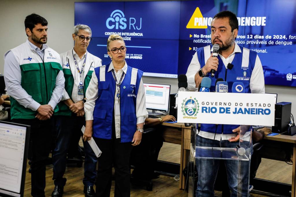 Governador Cláudio Castro (PL-RJ) e a secretária de Estado de Saúde, Claudia Mello, durante a divulgação do Plano Estadual de Combate à Dengue. Foto: (Ernesto Carriço)