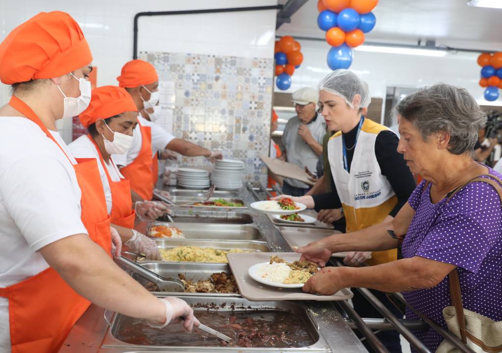 Restaurante do Povo, em Petrópolis, serve mais de 3 mil refeições por dia à população - Foto: (Rafael Campos)