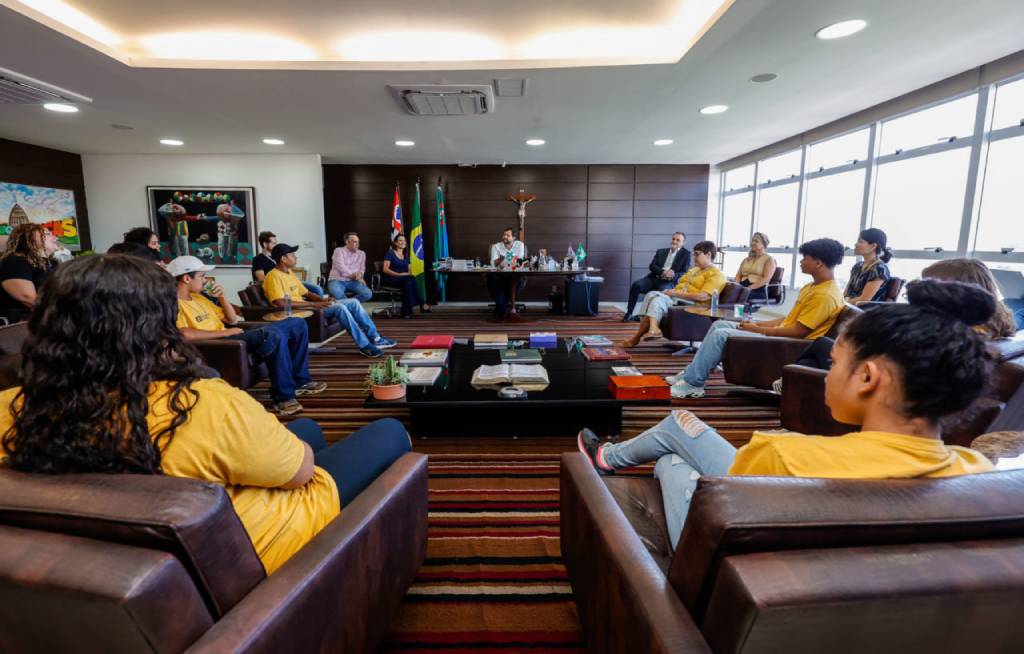 Prefeito Luiz Fernando Machado (PL-SP) recebe jovens do projeto “Ressignificando Histórias” - Foto: PMJ