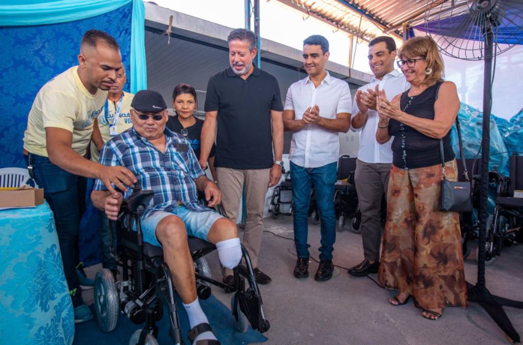 JHC durante a entrega de cadeiras de rodas e aparelhos auditivos para a Adefal (Foto: Itawi Albuquerque / Secom Maceió)