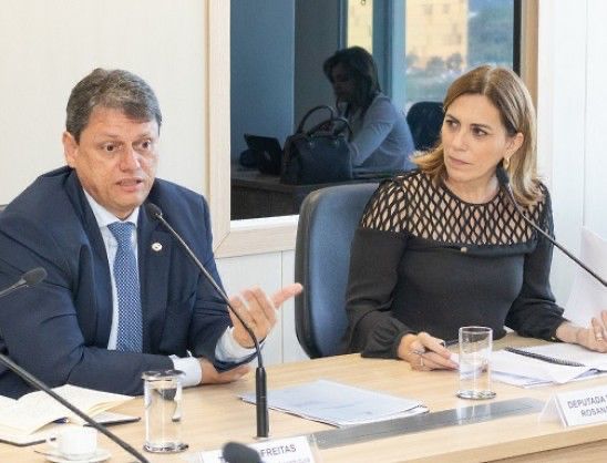 Governador de São Paulo Tarcísio Gomes de Freitas (Republicanos) e a Deputada Federal Rosana Valle (PL-SP) - Foto: Assessoria de Imprensa • Fiamini - Soluções Integradas em Comunicação