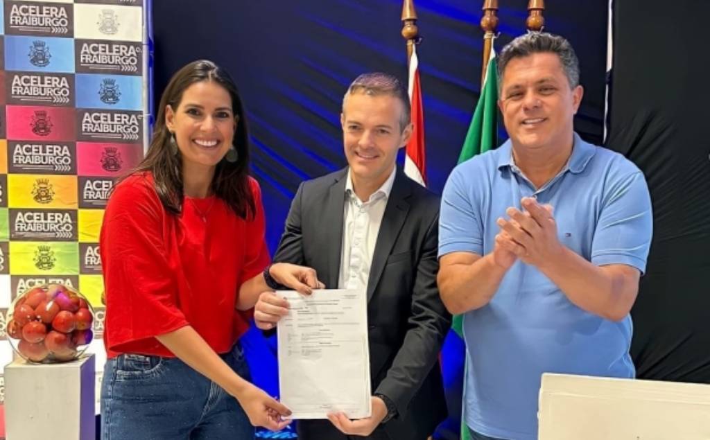 Entrega de emenda foi feita ao prefeito de Fraiburgo, Wilson Ribeiro, e à diretora municipal de Turismo, Natália Latréchia FOTO: Divulgação