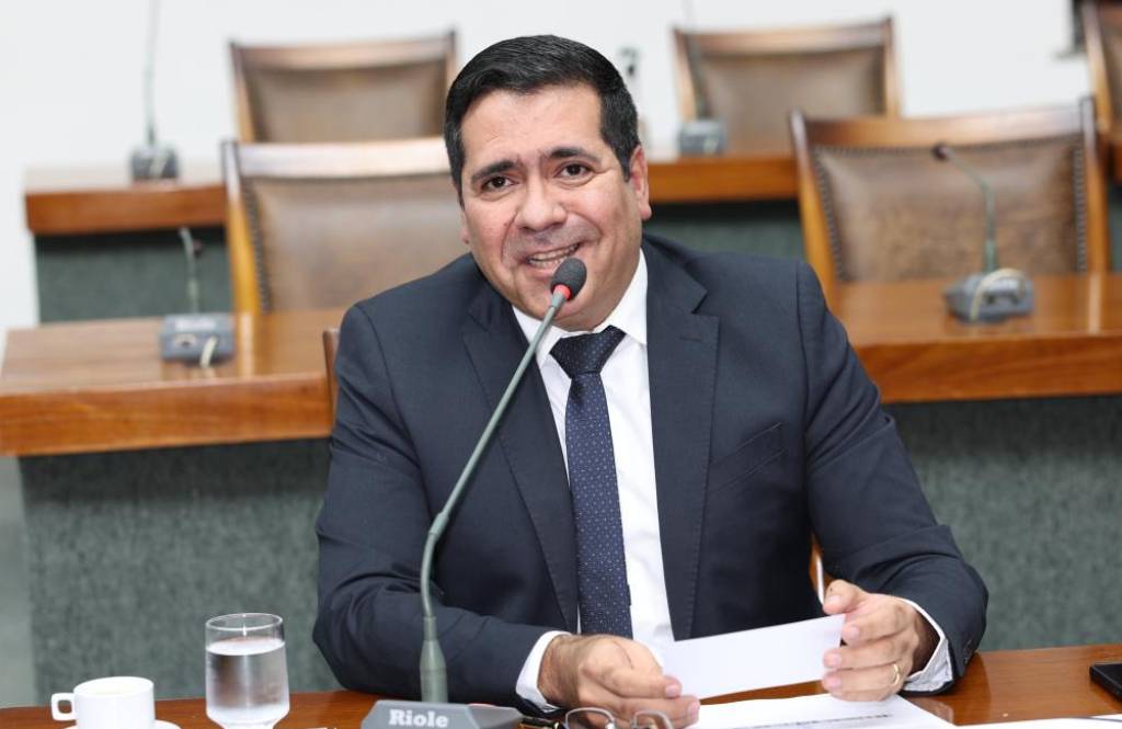 O Deputado estadual Marcus Marcelo (PL-TO) pede votos de aplausos para a educadora de Arapoema Leriane Velozo - Foto: Ísis Oliveira