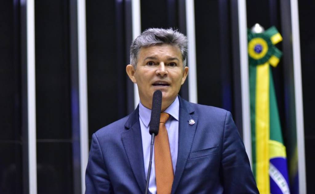 Deputado José Medeiros (PL-MT)quer obrigar o governo a pagar em dia pelos bens e serviços que contrata - Foto: Zeca Ribeiro/Câmara dos Deputados