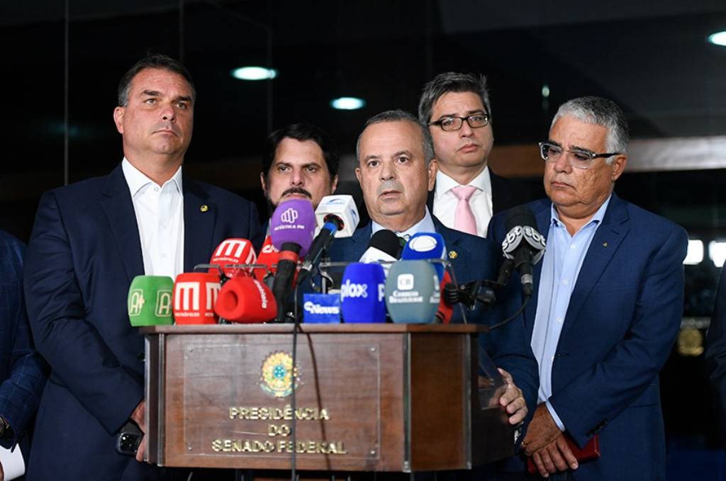 Rogério Marinho (C) em entrevista, ao lado de Flávio Bolsonaro, Marcos do Val, Carlos Portinho e Eduardo Girão Edilson Rodrigues/Agência Senado
