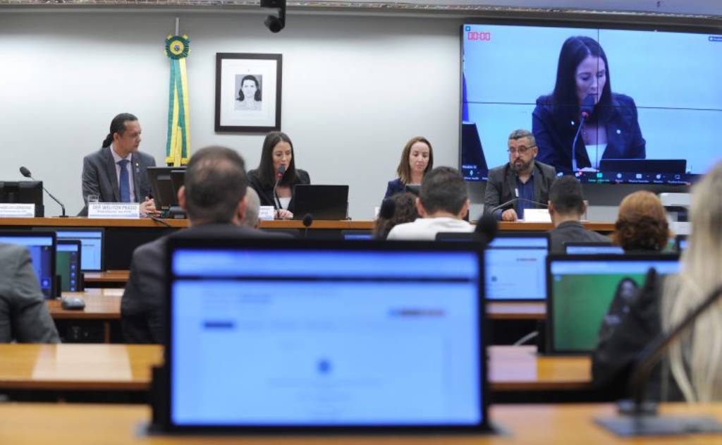 Amália Barros (PL-MT) lembrou que a educação bilíngue para surdos independe da educação especial