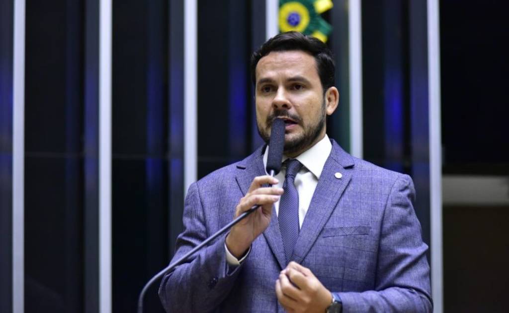 Contra a escalada da violência, Capitão Alberto Neto impõe transparência no casamento e CCJ aprova exigência de certidão criminal