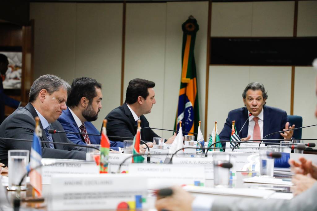 Governador Cláudio Castro em reunião com governadores do Cosud e com os ministros Fernando Haddad e Alexandre Padilha para tratar das negociações com a União – Foto: (Ernesto Carriço)