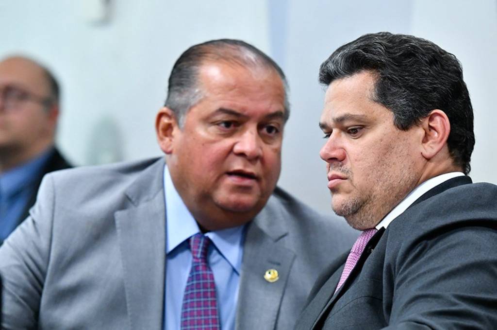 Eduardo Gomes (PL-TO), à esquerda, conversa com o presidente da CCJ, Davi Alcolumbre; é do senador a primeira matéria a ser analisada nesta quarta, ela trata das competências dos entes federativos para legislar sobre cibersegurança – Foto: Geraldo Magela/Agência Senado