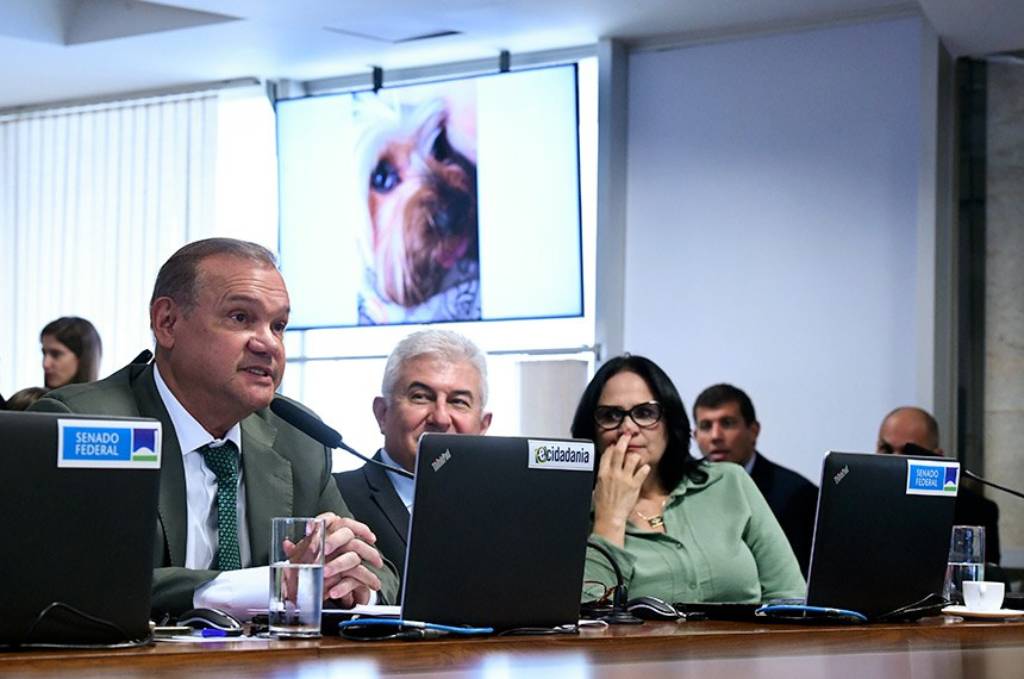 Damares (D), relatora, propõe que a lei que cria a campanha de proteção aos animais seja batizada de Joca, em homenagem ao falecido cãozinho do autor do projeto, Wellington Fagundes (PL-MT) - Foto: Edilson Rodrigues/Agência Senado