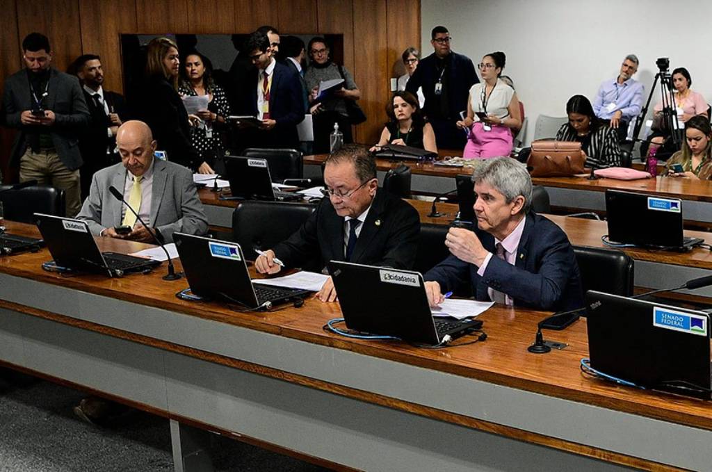 Senador Jaime Bagattoli (PL-RO) (D) apresentou substitutivo ao texto, que deve passar por mais um turno de votação – Foto: Pedro França/Agência Sena