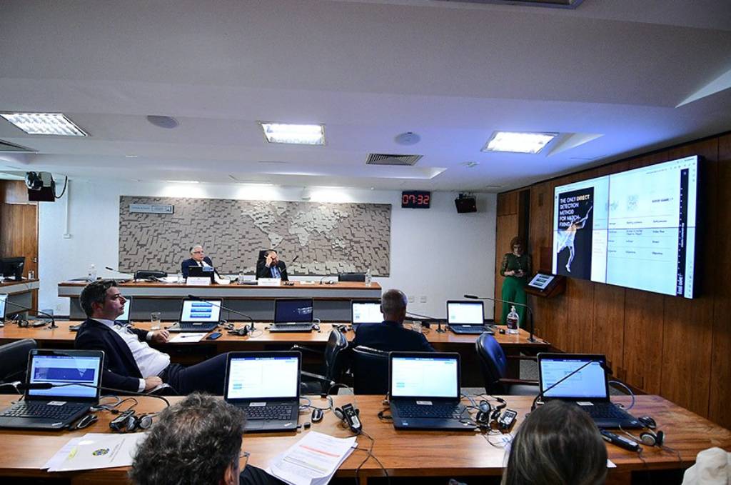 Girão, Kajuru, Portinho e Romário observam dados apresentados por participantes de audiência pública que examinou fraudes no futebol - Pedro França/Agência Senado