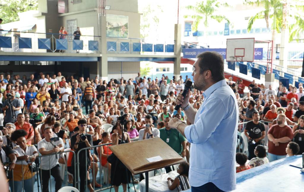 Governador Cláudio Castro durante a entrega dos Cartões Recomeçar, em São João de Meriti -Foto: Rogério Santana