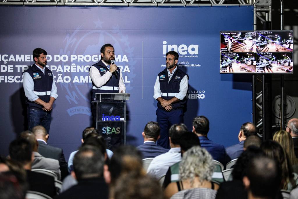 Governador Cláudio Castro (PL-RJ) ao lado do secretário de Estado do Ambiente e Sustentabilidade, Bernardo Rossi e do presidente do Inea, Renato Jordão, durante entrega de 96 câmeras corporais portáteis e de GPS para o Inea - Foto:(Ernesto Carriço)