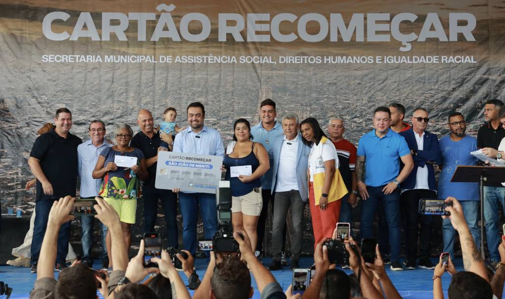 Governador Cláudio Castro (PL-RJ) e a secretária de Estado de Desenvolvimento Social e Direitos Humanos, Rosangela Gomes, entregam Cartões Recomeçar na Baixada Fluminense - Foto: (Rogério Santana)