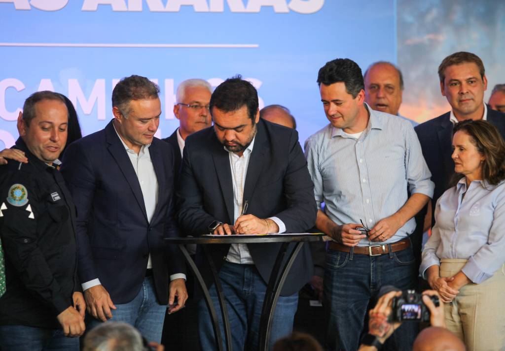 Governador Cláudio Castro durante a cerimônia de assinatura da ordem de serviço para a duplicação da Serra das Araras – Foto: (Ernesto Carriço)