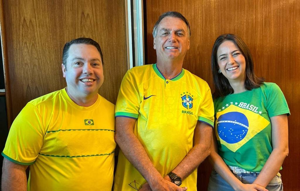 Deputado Rodolfo Nogueira (PL-MS), o ex-presidente Jair Bolsonaro e a Presidente do PL Mulher de Dourados Gianni Nogueira (PL-MS) – Foto: Divulgação/Assessoria de imprensa do Deputado