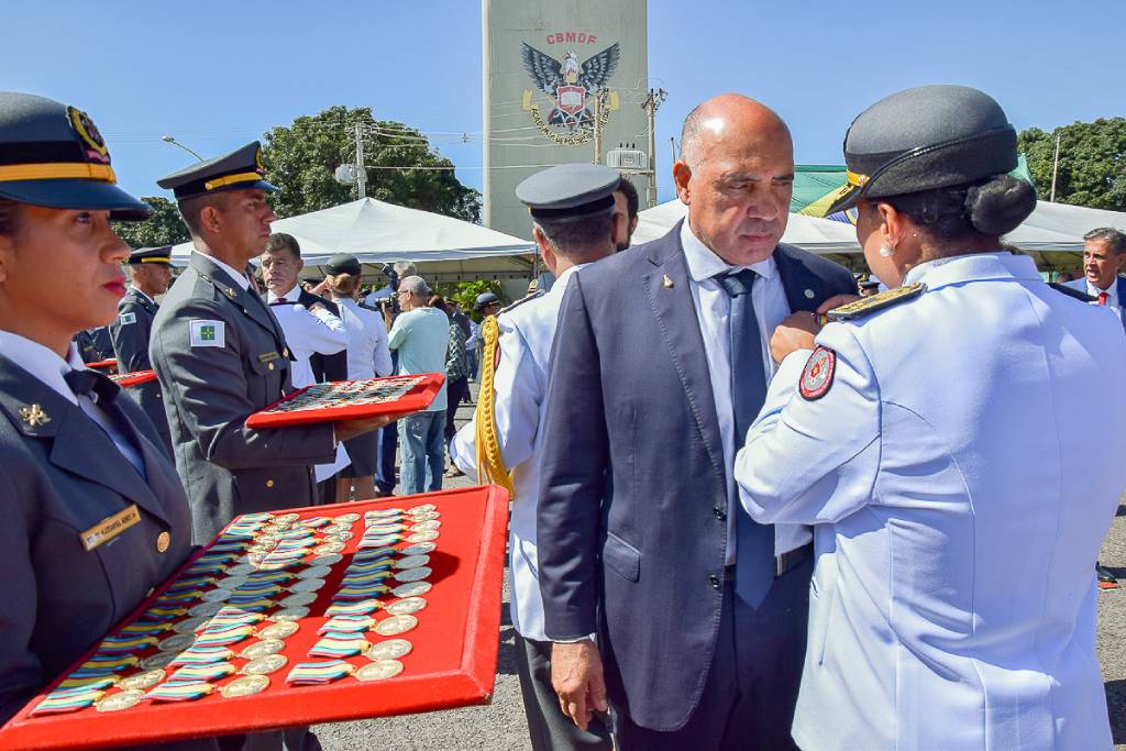A Medalha Maurilo de Hollanda é consignada àqueles que tenham contribuído ou prestados relevantes serviços à Perícia de Incêndio do Distrito Federal - Foto: Bruno Sodré/ Agência CLDF