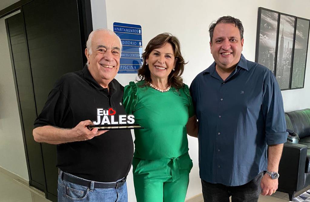 Deputado Antonio Carlos Rodrigues (PL-SP), vice-prefeita Marynilda Cavenaghi Nacca e assessora do Fundo Social de Solidariedade de Jales e o Prefeito Luis Henrique dos Santos Moreira (PL-SP) - Foto: Divulgação/Assessoria de Imprensa do Deputado