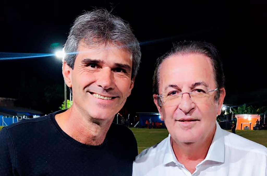 O deputado federal Luiz Carlos Motta (PL-SP) e o vereador Alexandre Scombatti (PL-SP) na nova praça esportiva: investimento em esporte e lazer – Foto: Divulgação/Assessoria de Imprensa