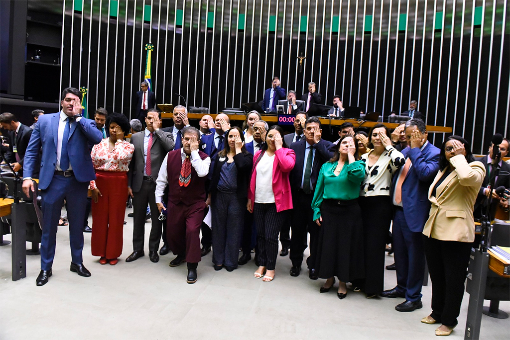 Deputados tapam um olho lembrando a luta de Amália pelas pessoas com visão monocular - Foto: Divulgação/Agência Câmara
