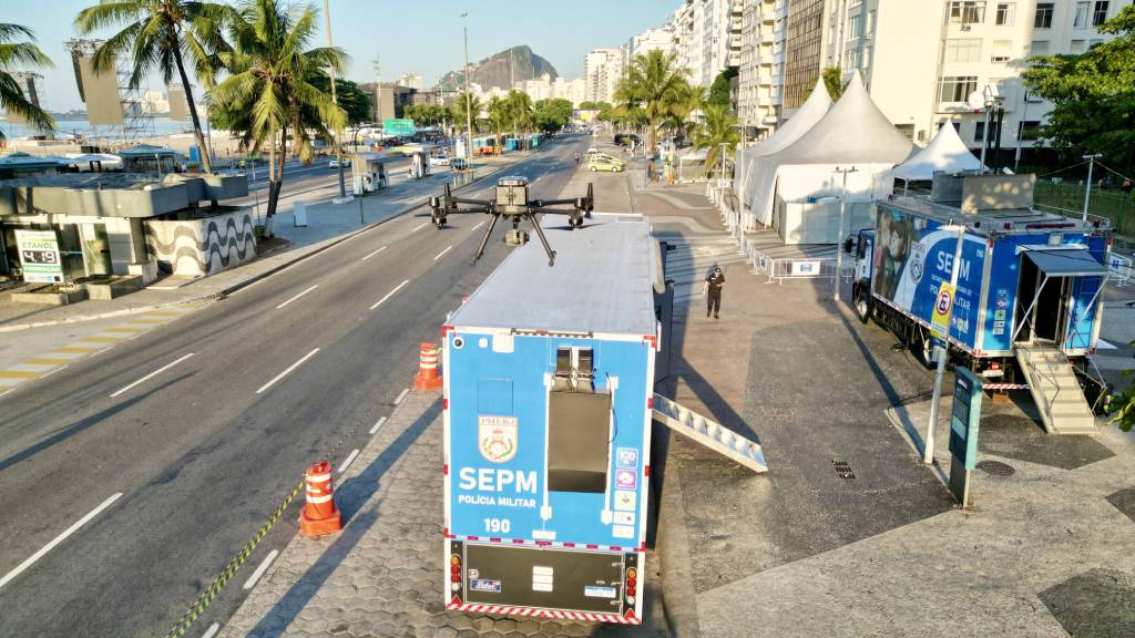 Centro Integrado de Comando e Controle Móvel (CICM) já está posicionado em Copacabana. Imagem: Rogério Santana