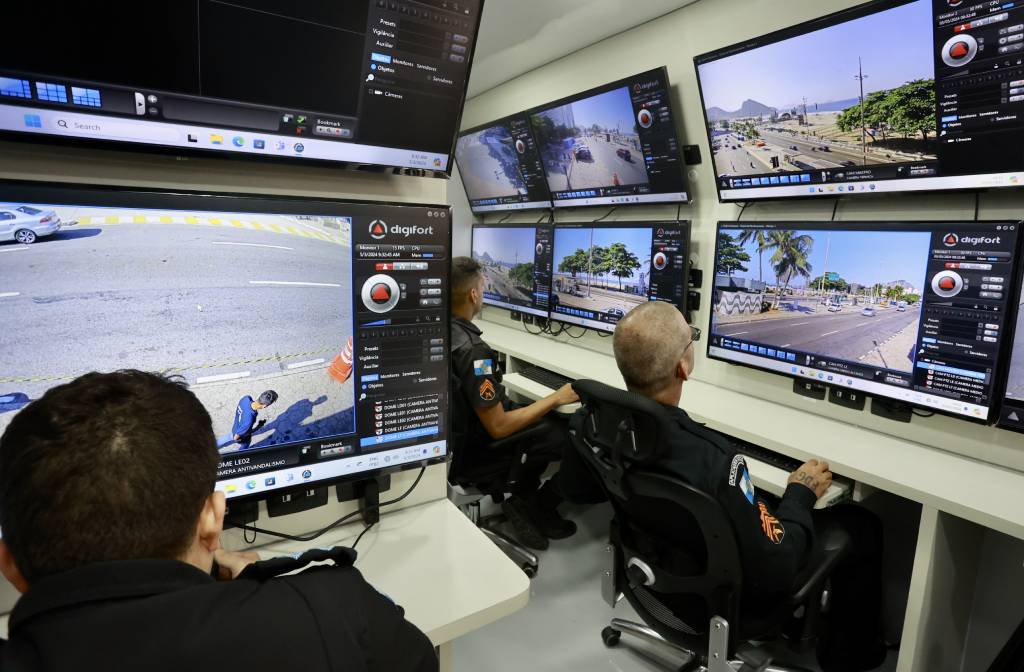 Centro Integrado de Comando e Controle Móvel (CICM) já está posicionado em Copacabana. Imagem: Rogério Santana