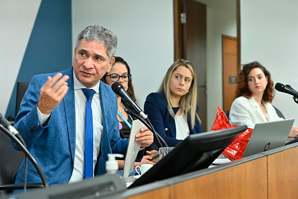 Deputado Coronel Sandro (PL-MG): audiência abordou os benefícios dos tratamentos auxiliares à medicina tradicional, conhecidos como PICs - Foto: Luiz Santana