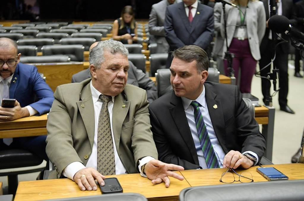 Deputado Alberto Fraga (PL-DF e senador Flavio Bolsonaro (PL-RJ) participaram da sessão do Congresso que restabeleceu benefícios a policiais militares e bombeiros do DF – Foto: Saulo Cruz/Agência Senado