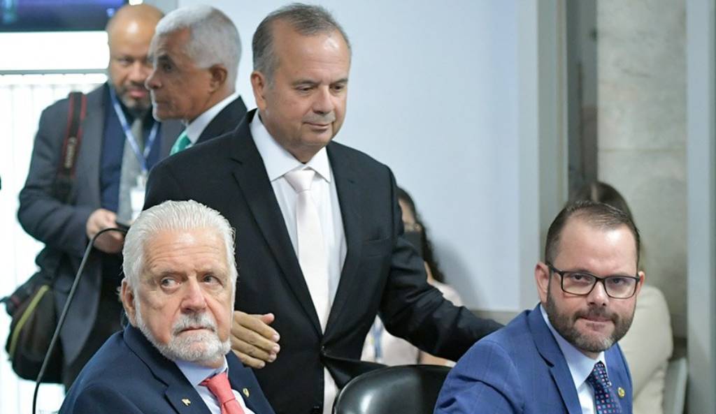 O relator, Rogerio Marinho (PL-RN) (em pé, entre Jaques Wagner e Jorge Seif (PL-SC), defendeu a aprovação da proposta – Foto: Geraldo Magela/Agência Senado