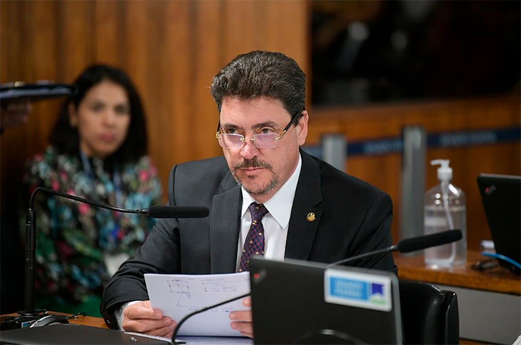 O senador Wilder Morais (PL-GO) relatou o projeto – Foto: Pedro França/Agência Senado