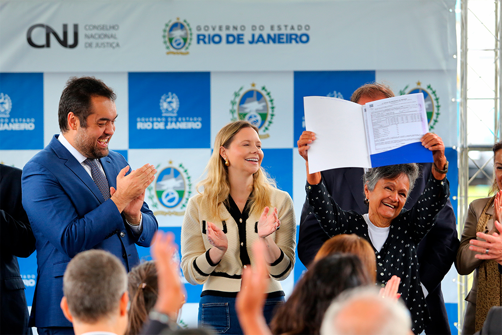 Governo do Estado entrega 30 títulos de propriedade para moradores de Santa Cruz, na Zona Oeste - Foto: Philippe Lima
