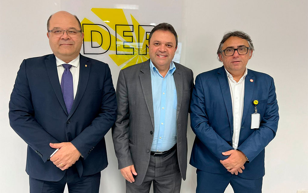 Superintendente do DER, Sergio Codelo, Deputado Marcos Damasio (PL-SP) e o Vereador Francimario Vieira, o Farofa (PL-SP) - Foto: Da Assessoria do deputado Marcos Damásio